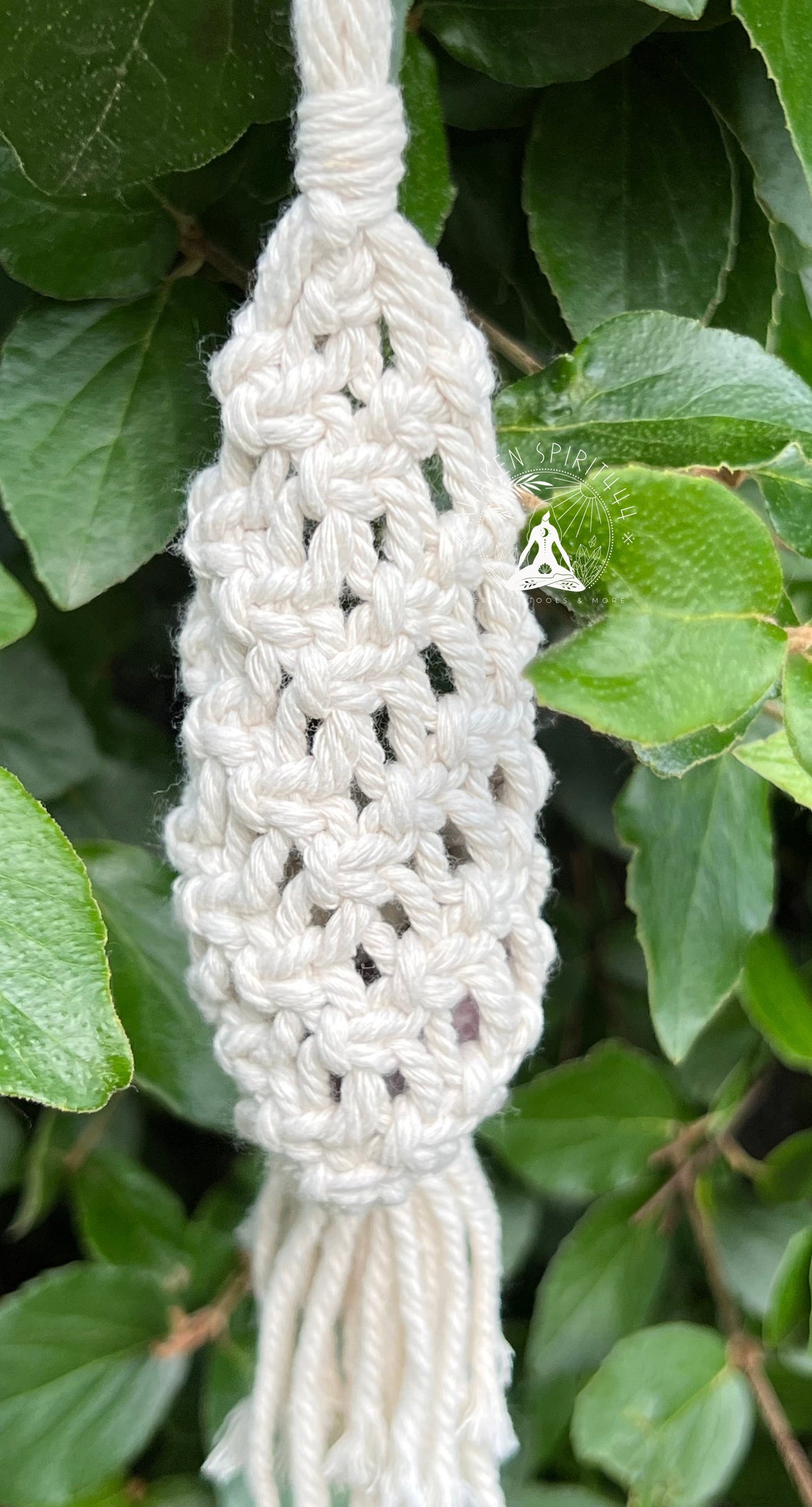 Macramé crystal hanger